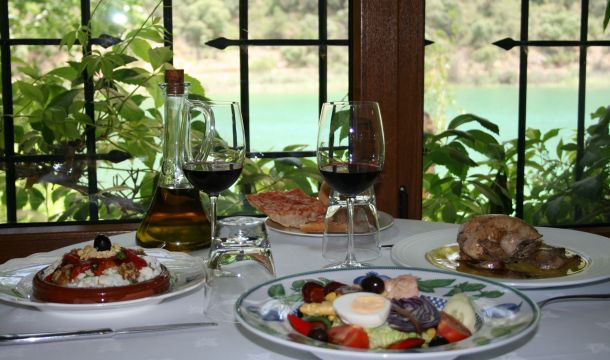 Restaurante con vistas a la laguna de San Pedro