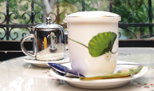 Cafetera con vistas a la laguna de San Pedro