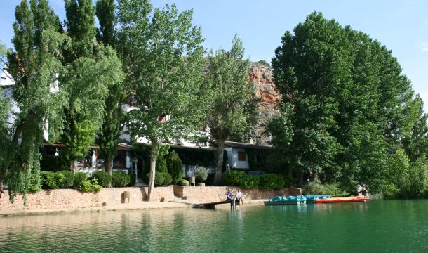 Vista del hotel desde el interior de la Laguna de San Pedro