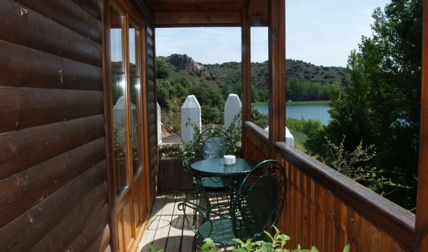 Terraza del estudio de madera La Rochafrida